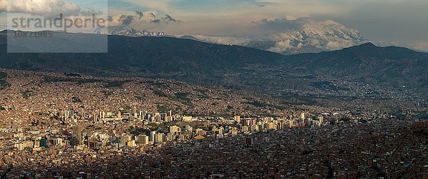 Panoramablick auf La Paz von El Alto  Bolivien  Südamerika