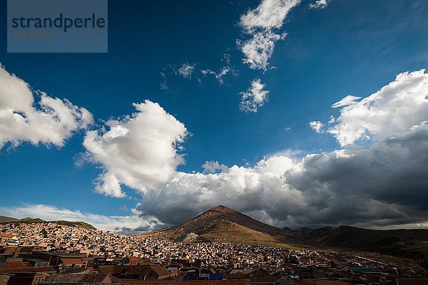 Ansicht der Stadt Potosi mit Cerro Rico im Hintergrund  Südliches Altiplano  Bolivien  Südamerika