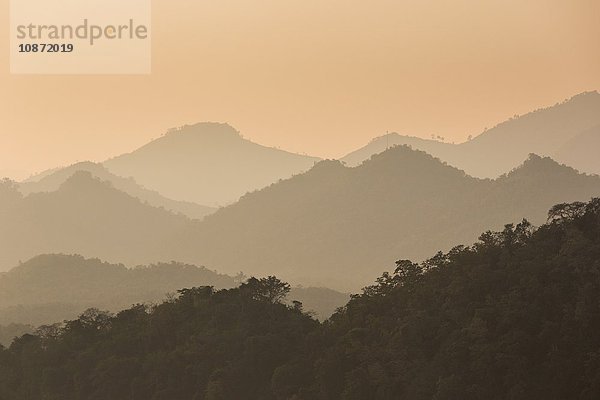 Blick auf Regenwald und Hügel vom Wat Chom Si  Mount Phousi  Luang Prabang  Laos  Südostasien