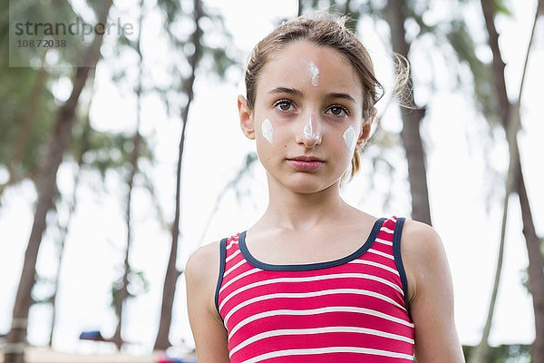 Porträt eines jungen Mädchens mit Sonnencreme im Gesicht  Krabi  Thailand  Südostasien