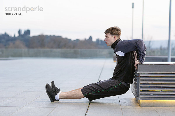 Junger Mann bei Bewegung im Freien  Stretching