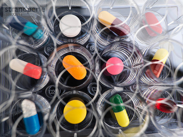 Pharmazeutische Forschung  Draufsicht auf eine Vielzahl von Arzneimitteln in einem Multiwell-Tablett für Labortests