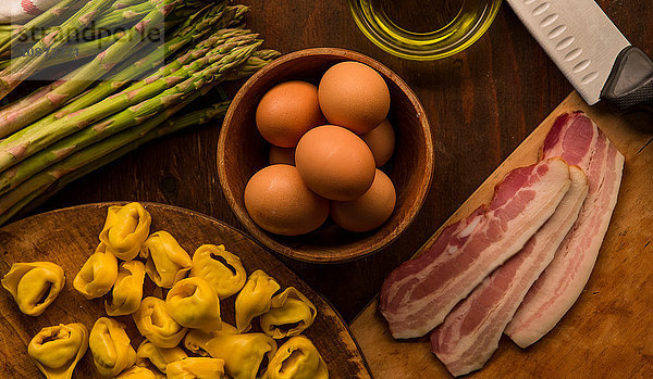 Draufsicht auf rohe und zubereitete Lebensmittel  Teigwaren  Eier und Spargel