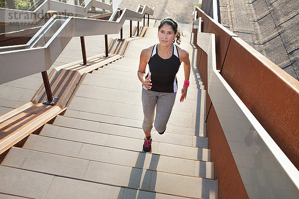 Weibliche Läuferin läuft Stadttreppe hinauf
