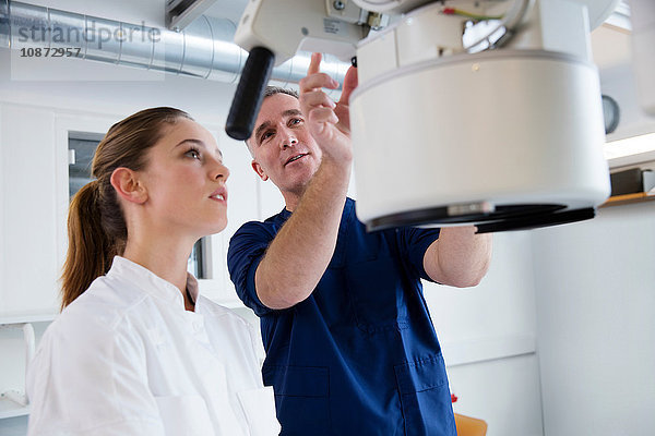 Krankenschwester und Arzt bereiten medizinische Röntgengeräte im Krankenhaus vor