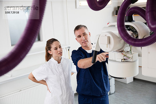 Krankenschwester und Arzt bereiten medizinische Röntgengeräte vor