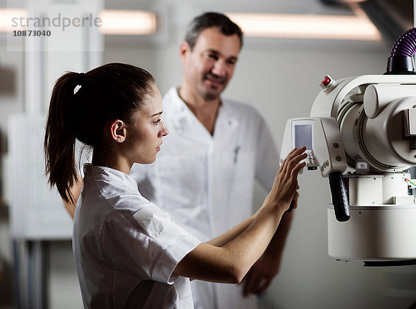 Krankenschwester und Arzt bereiten Krankenhaus-Röntgengeräte vor