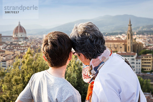 Ältere Frau und Enkel blicken auf das Stadtbild  Florenz  Italien