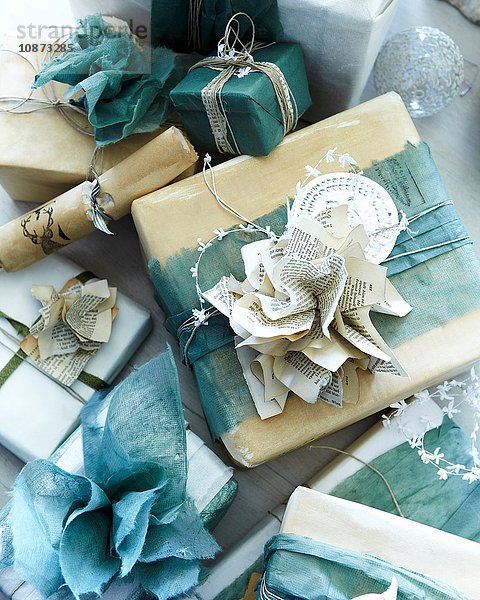 Draufsicht auf handgemachte Weihnachtsgeschenkverpackungen und Weihnachtsknacker