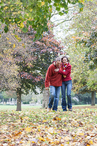 Heterosexuelles Paar beim Spaziergang durch den Park