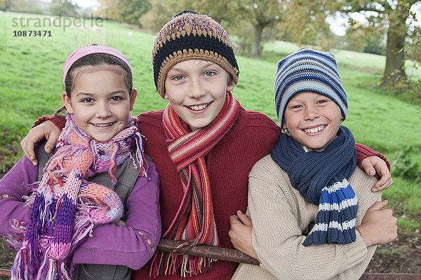 Porträt von drei Kindern im Park  lächelnd