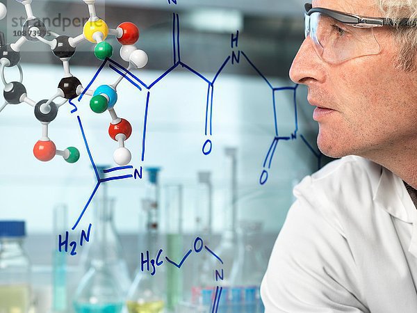 Wissenschaftlerin mit molekularem Kugel- und Stabmodell betrachtet neue Arzneimittelformel auf Glas geschrieben