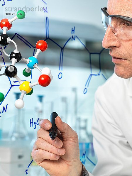 Wissenschaftlerin mit Kugel und Stock Molekularmodell schreibt Formel eines neuen Medikaments auf Glas