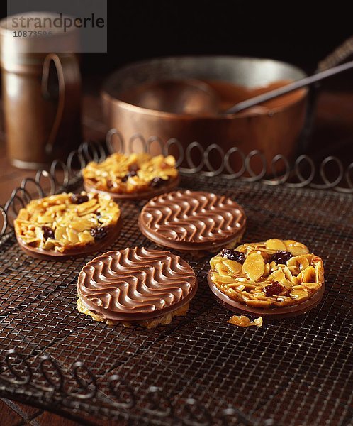Mit Schokolade überzogene Florentiner Kekse auf Kühlgestell