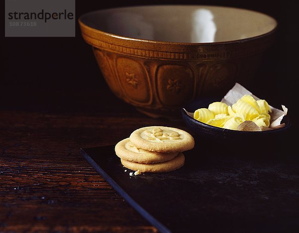 Hausgemachte Kekse mit Butter und Rührschüssel