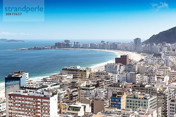 Erhöhte Ansicht von Gebäuden und Küstenlinie  Copacabana  Rio de Janeiro  Brasilien