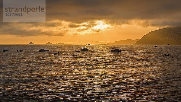 Silhouette von Tintenfisch-Fischerbooten auf dem Meer  Cagarras-Inseln  Rio de Janeiro  Brasilien