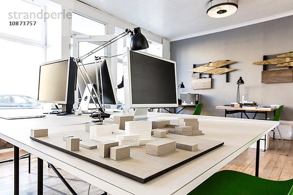 Architekturmodell auf Schreibtisch im Büro