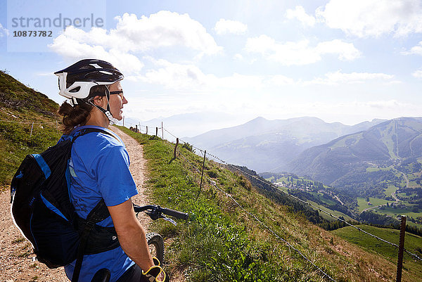 Radfahrer mit Fahrradhelm mit Blick auf die Berge
