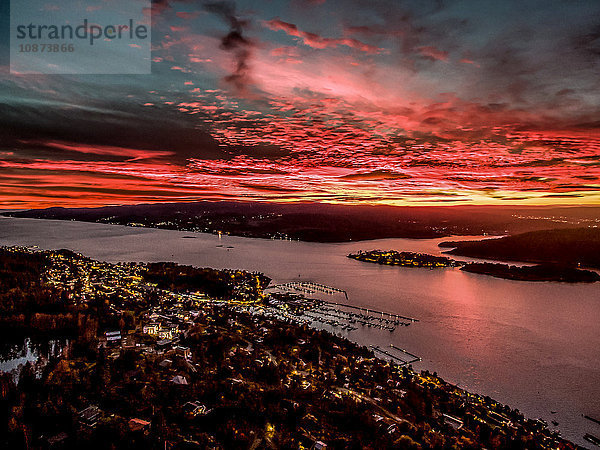 Erhöhte Ansicht des Sonnenuntergangs über der Stadt Drobak  Norwegen
