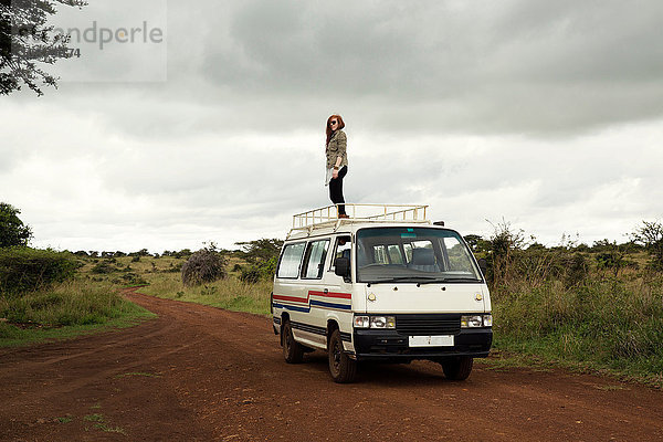 Frau steht oben auf einem Fahrzeug im Wildpark  Nairobi  Kenia