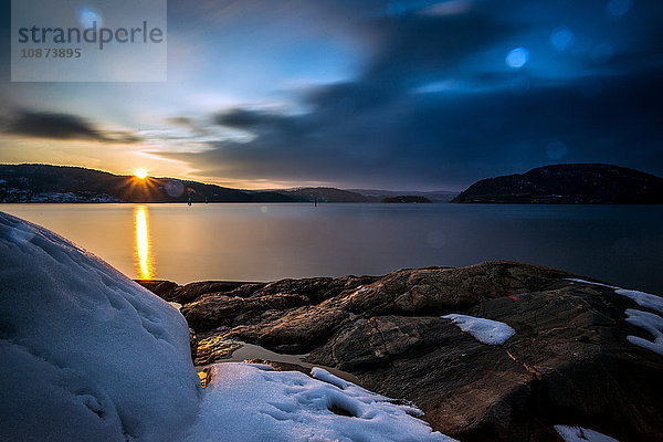 Verschneite Felsen und Sonnenuntergang  Oscarsborg  Drobak  Norwegen