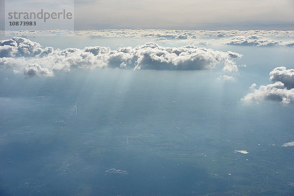 Luftaufnahme über und unter den Wolken  Frankreich