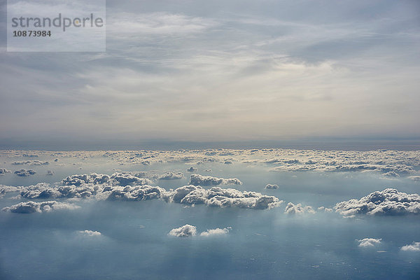 Luftaufnahme über und unter den Wolken