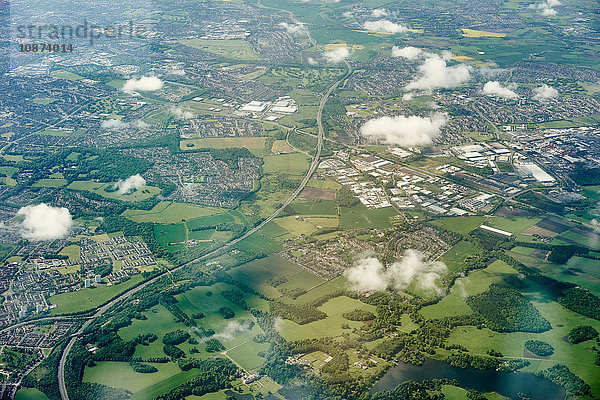 Luftaufnahme der grünen Felder und der Autobahn  England  UK