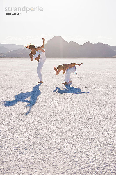 Zwei Frauen spielen Capoeira auf Bonneville Salt Flats  Utah  USA