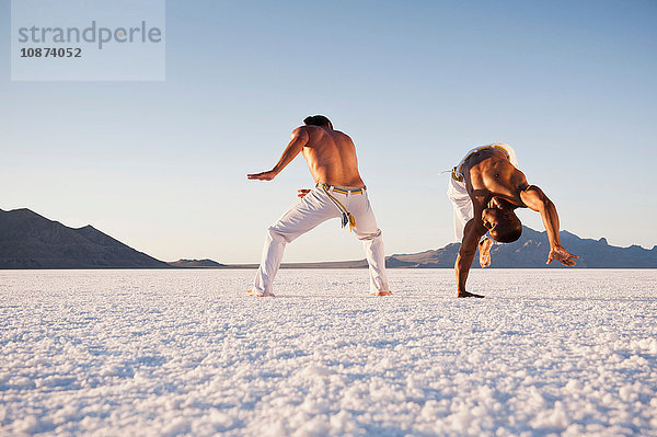 Draufsicht von zwei Männern bei einer Capoeira-Partie auf Bonneville Salt Flats  Utah  USA