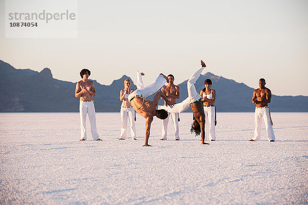 Team klatschender Mann beim Capoeira-Spiel auf Bonneville Salt Flats  Utah  USA