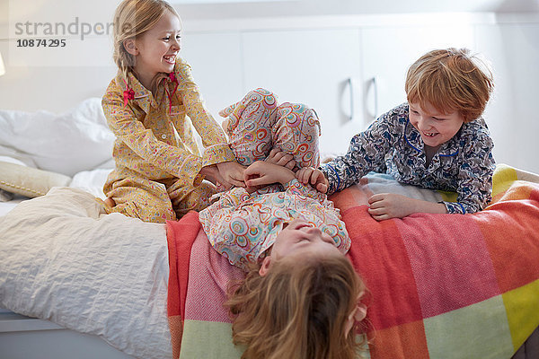 Im Bett spielende Kinder