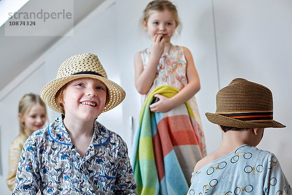 Kinder beim Ankleiden im Loft