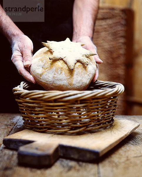 Hausgemachtes Brot wird in einen Korb gelegt