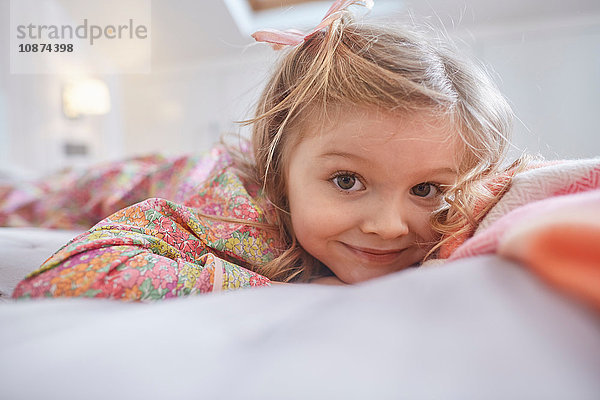 Mädchen auf dem Bett liegend