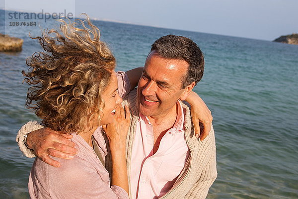 Glückliches reifes Paar beim Spaziergang am Meer  Mallorca  Spanien