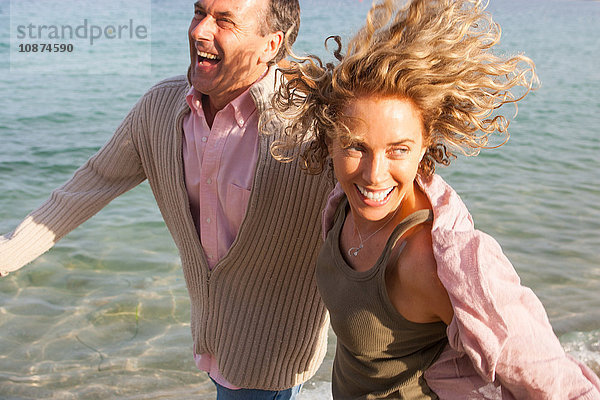Glückliches reifes Paar läuft am Meer  Mallorca  Spanien