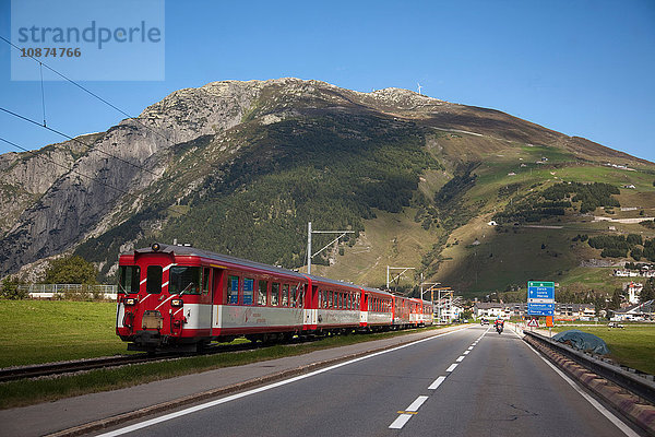 Parallel zur Straße verkehrender Zug  Gotthardpass  Tessin  Schweiz