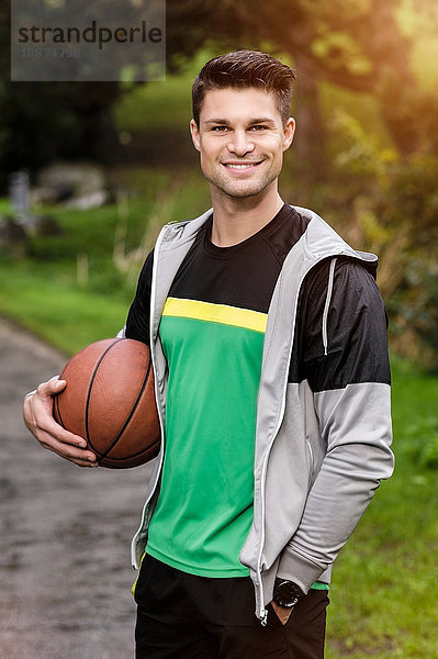 Porträt eines jungen Basketballspielers im Park