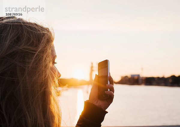 Frau fotografiert bei Sonnenuntergang  Spree  Berlin  Deutschland