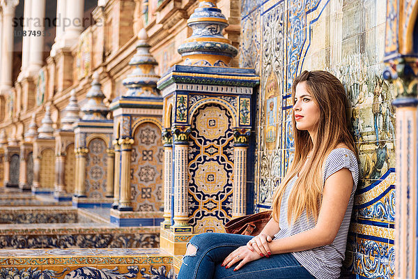 Porträt einer jungen Frau  die entspannt auf der Plaza de Espana sitzt  Sevilla  Andalusien  Spanien