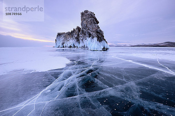 Blick auf die Insel Ogoy auf dem zugefrorenen Baikalsee  Insel Olchon  Sibirien  Russland