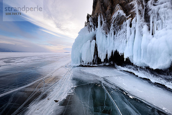 Felswand der Insel Ogoy auf dem zugefrorenen Baikalsee  Insel Olchon  Sibirien  Russland
