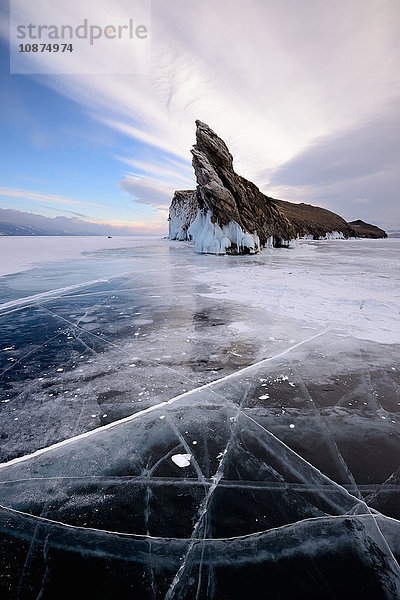 Blick auf die Insel Ogoy auf dem zugefrorenen Baikalsee  Insel Olchon  Sibirien  Russland