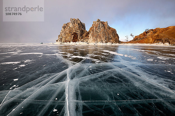 Blick auf gefrorenes Eis und den Schamanka-Felsen am Burchan-Kap  Baikalsee  Insel Olchon  Sibirien  Russland