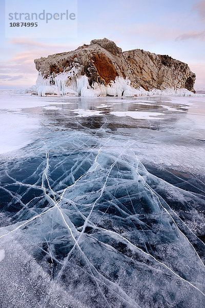 Borga-Dagan-Insel und gefrorenes Eis  Baikalsee  Insel Olchon  Sibirien  Russland