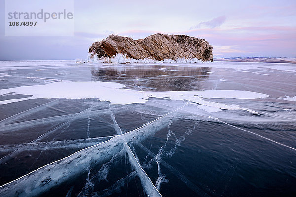 Blick auf die Insel Borga-Dagan und gefrorenes Eis  Baikalsee  Insel Olchon  Sibirien  Russland