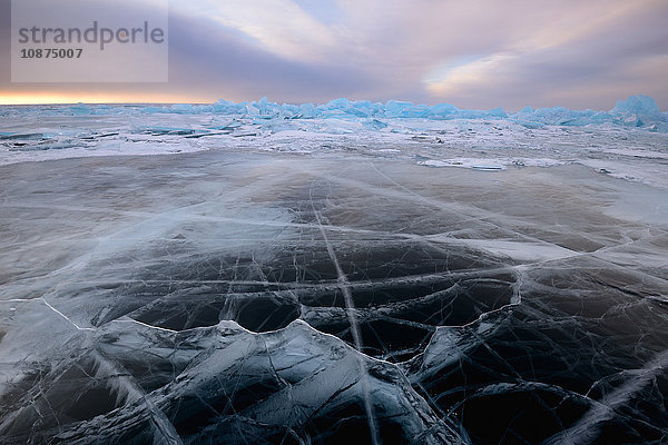 Gemustertes Eis  Baikalsee  Insel Olchon  Sibirien  Russland