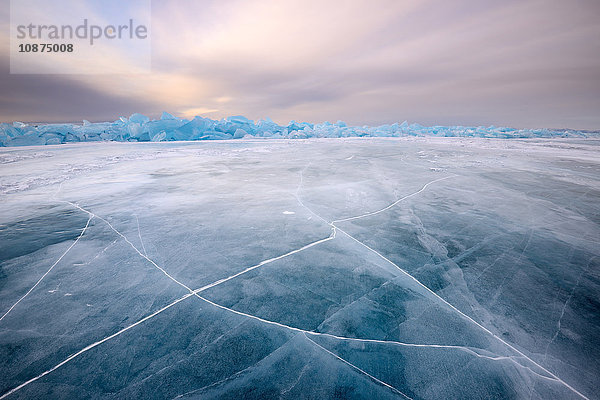 Gerissenes gemustertes Eis  Baikalsee  Insel Olchon  Sibirien  Russland